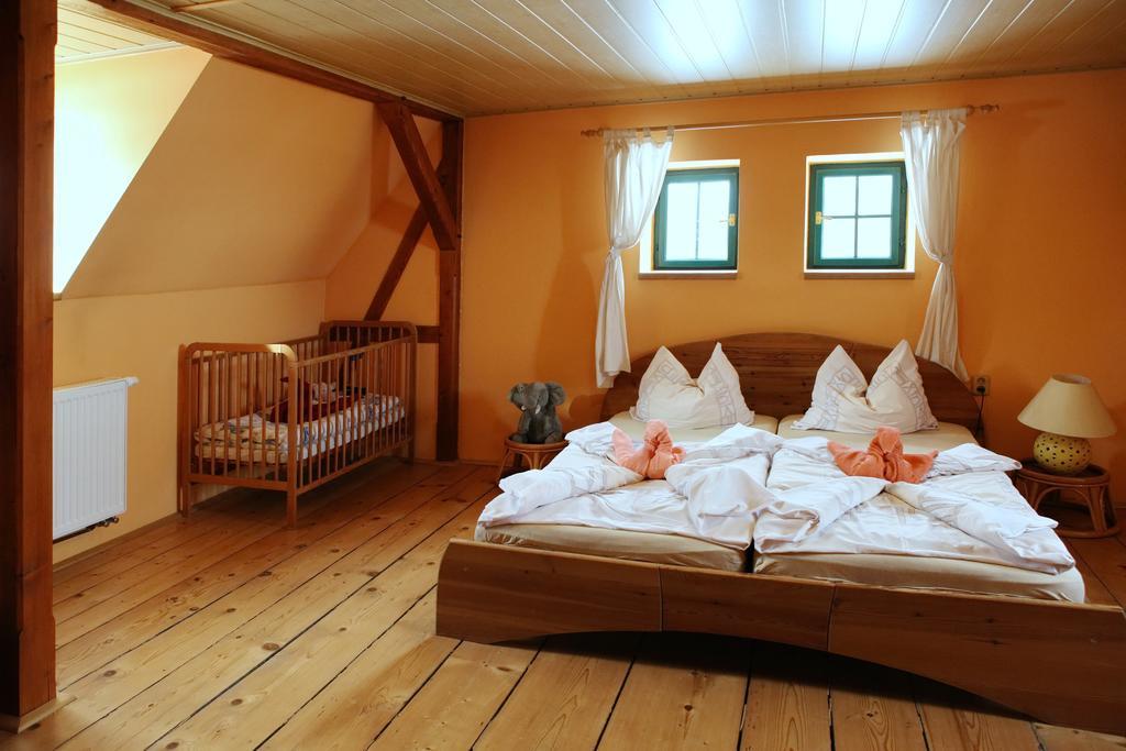 Hrazdeny Statek Mytinka Guest House Стая снимка